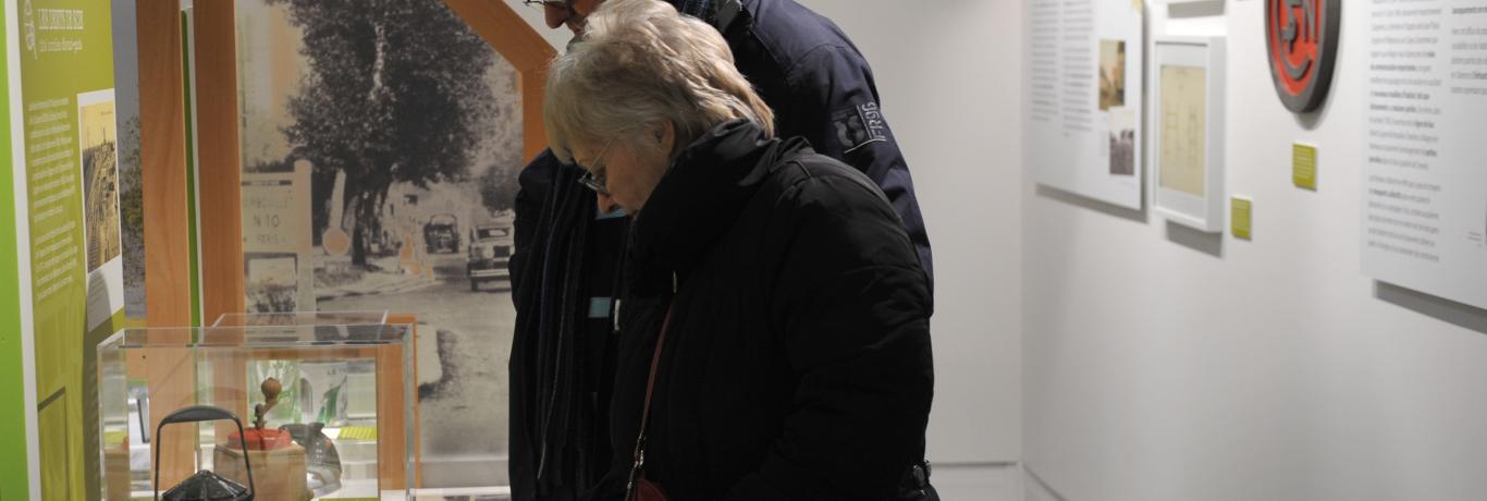 Deux visiteurs dans l'exposition "Il était une fois SQY"